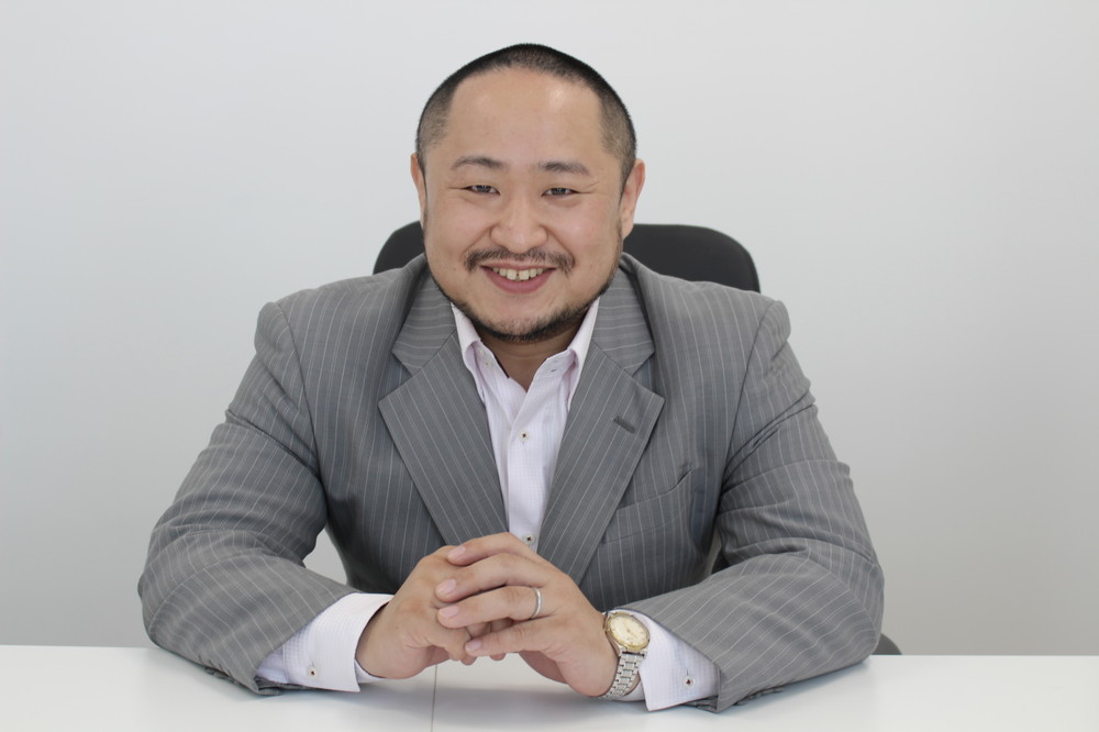 初瀬勇輔氏は「ユニバーサルスタイル」と「スタイル・エッジMEDICAL」両社の社長で、視覚障害者柔道家（パラアスリート）としても活躍している