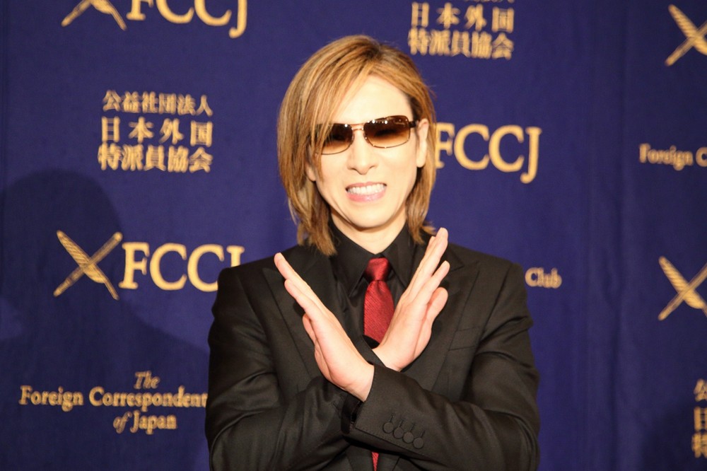 YOSHIKI、羽田で大報道陣に遭遇　てっきり自分目当てかと思ったら...