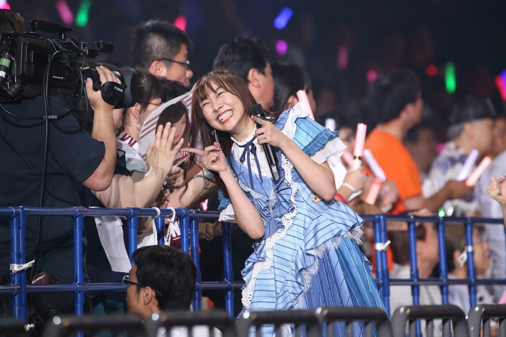 カメラに向けてポーズをとるSKE48の須田亜香里さん（2018年8月撮影）