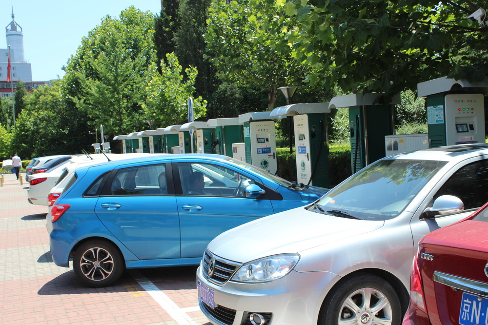 中国ではEVの電池の発火事故が相次いでいる。写真は 北京にあるEV の充電設備