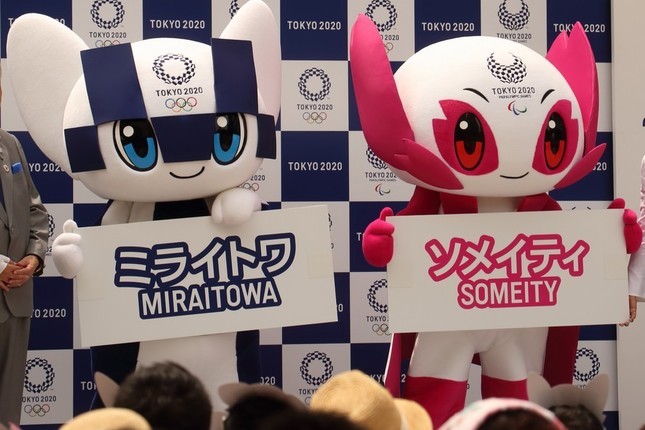 東京五輪・パラリンピックのマスコット「ミライトワ」と「ソメイティ」（写真は7月22日のお披露目イベント）