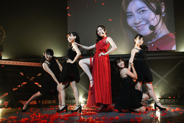 「チームS」のメンバー4人がバックダンサーを務めた （c）AKS