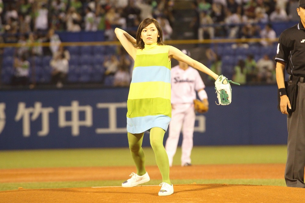 初めての始球式に臨む渡辺麻友さん。ボールはツーバウンドの末にミットに収まった