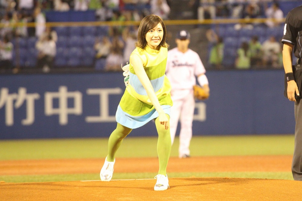 初めての始球式に臨む渡辺麻友さん。ボールはツーバウンドの末にミットに収まった
