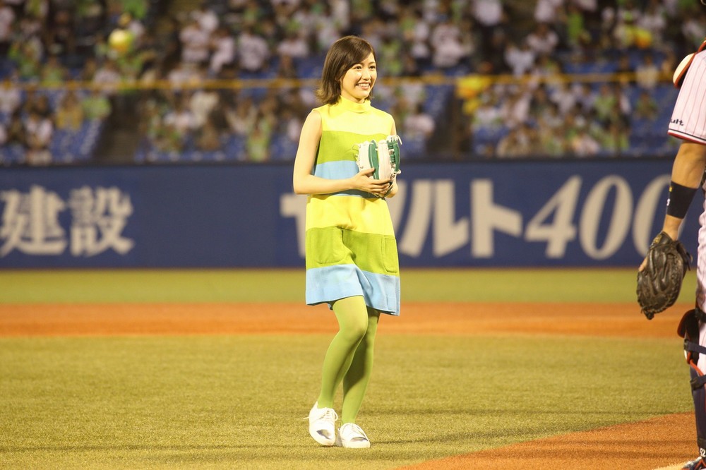初めての始球式に臨む渡辺麻友さん。ボールはツーバウンドの末にミットに収まった