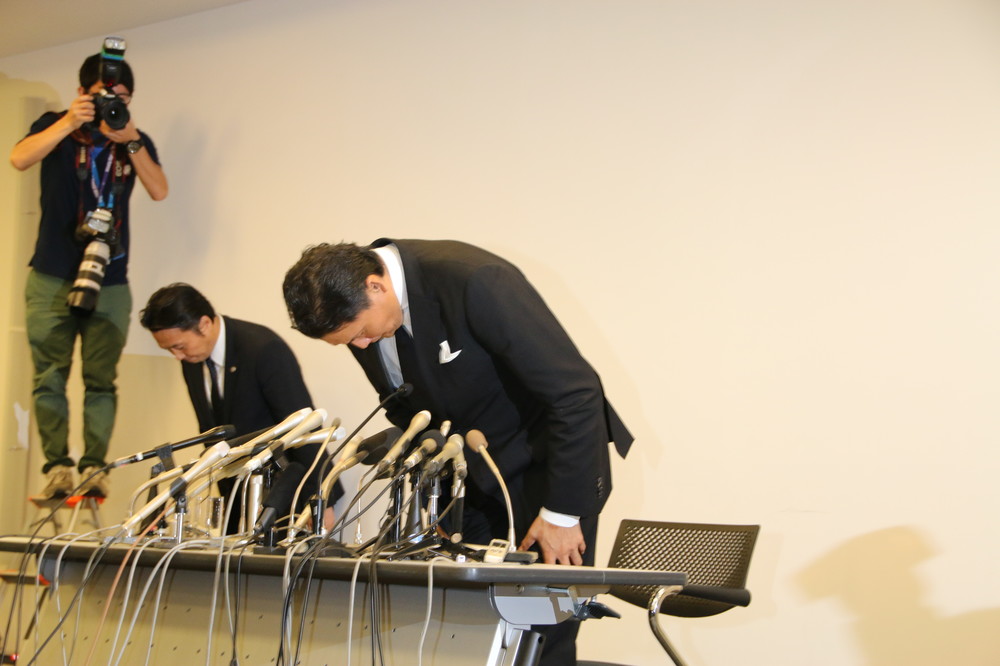 会見終了後、深々とお辞儀をしてから会場を去った