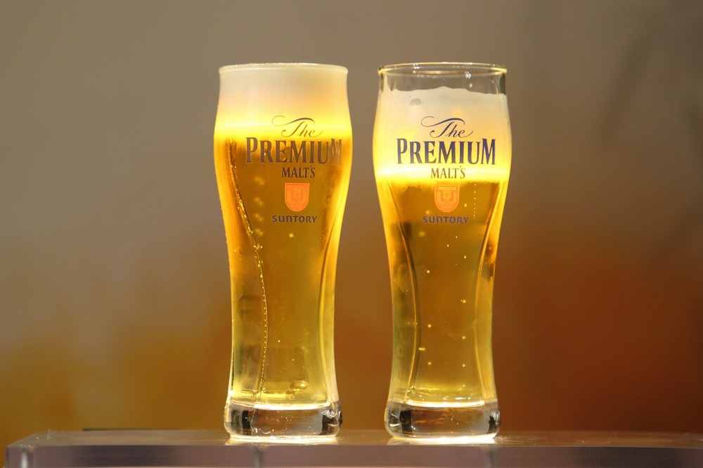 光を当てると「神泡」のグラス（左）の方が光を通しにくくなっている
