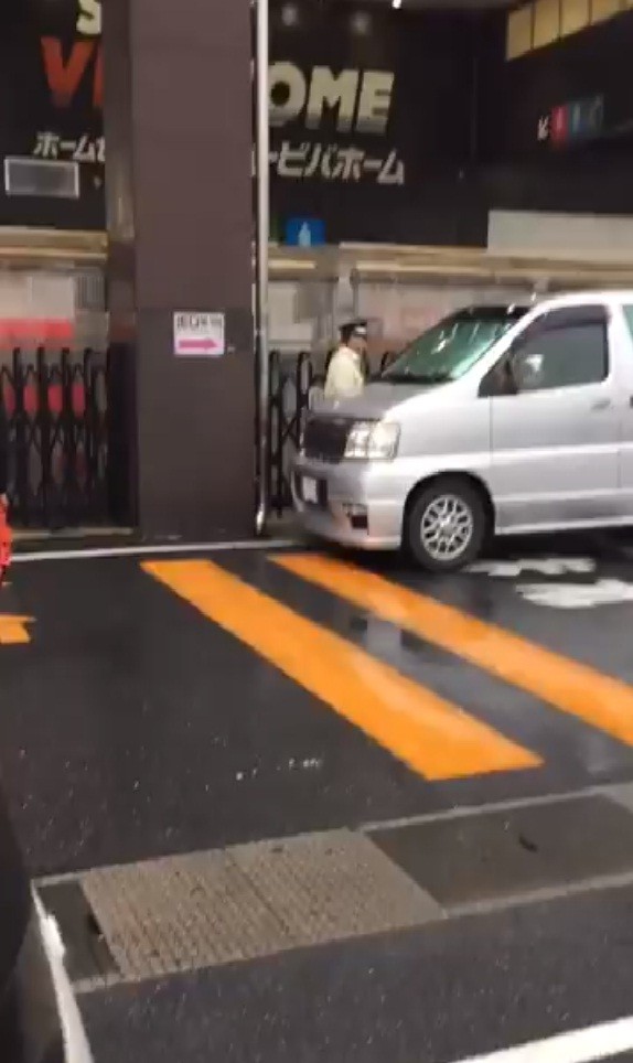 迷惑駐車を怒鳴る警備員、その横でなぜかラップ　ホームセンターで起きた「ハプニング」話題に