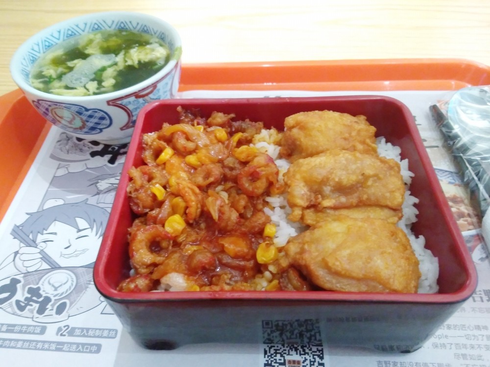 中国・深センの吉野家で販売されていた「ザリガニ丼」。濃いめの味付けがご飯と合う