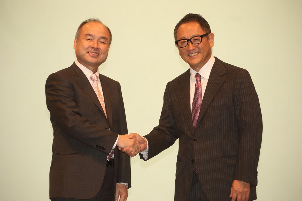 ソフトバンクグループの孫正義会長兼社長（左）とトヨタの豊田章男社長（右）。異業種の巨大企業による提携だ