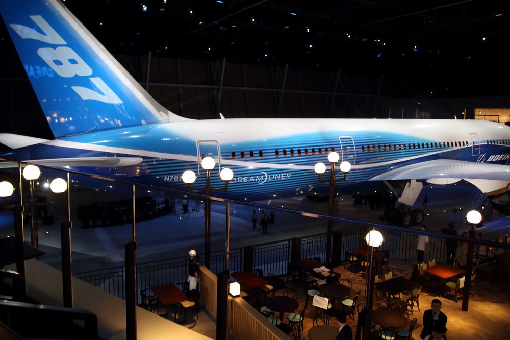 フードコートエリアでは飛行機を目の前に食事が楽しめる