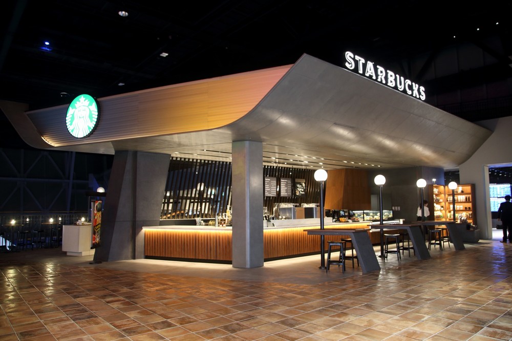 スターバックスの店舗は「特別仕様」。屋根の部分は787型機の翼をイメージした