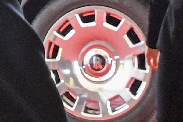 ホイールの部分を拡大すると…？（写真は米国務省撮影）