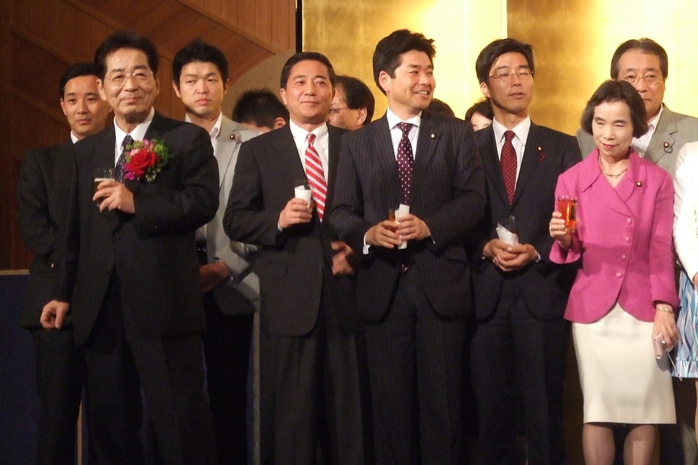 与党時代の2012年に開かれた仙谷氏のパーティー。写っている蓮舫参院議員、古川元久衆院議員らは、今は別々の党で活動する
