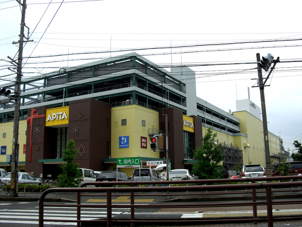 ユニーが展開するスーパー「アピタ」。写真は名古屋市の千代田橋店（Wikimedia Commonsより、Whityさん撮影。2008年）