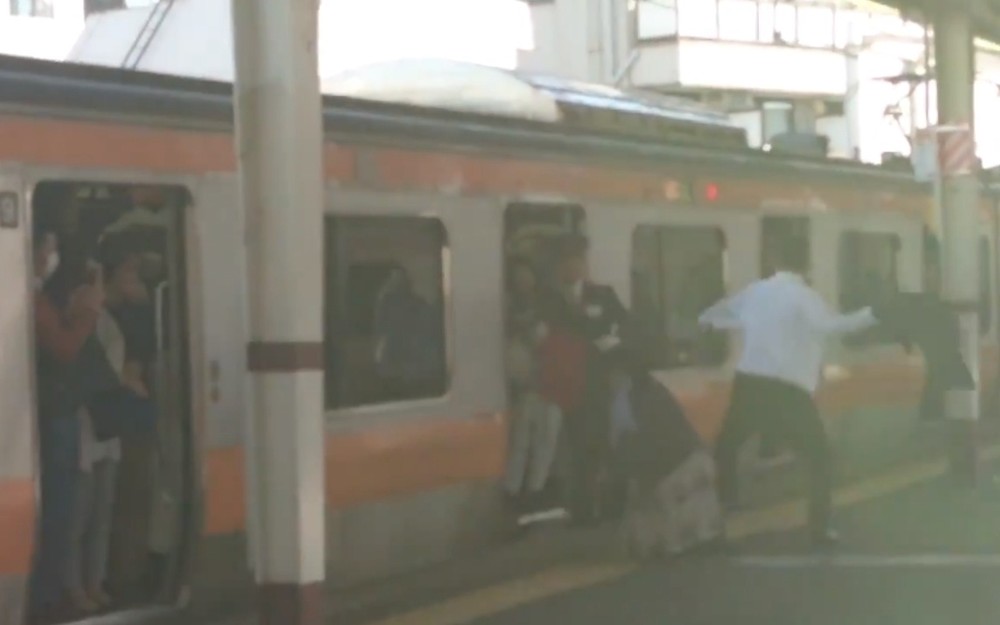 ホームで暴れる乗客の男性（写真は、特急かいじ115号 M116編成 サロハE257-16＠e257_0さん提供）