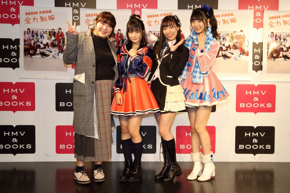 左から茅野しのぶさん、小畑優奈さん、須田亜香里さん、菅原茉椰さん。メンバーはそれぞれ、 シングル曲「無意識の色」（2018年）、「制服の芽」公演（2009～13年）、シングル曲「12月のカンガルー」（2014年）の衣装を着ている