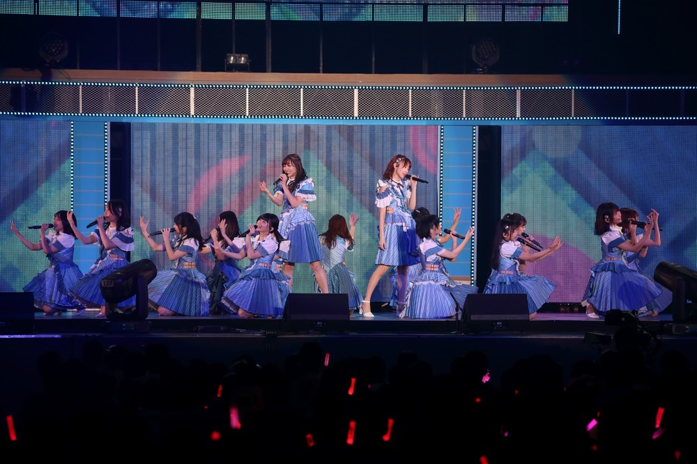 AKB48の「センチメンタルトレイン」（2018年）ステージ用衣装（2018年8月撮影）。総選挙2位の須田亜香里さんと3位の宮脇咲良さんがアシンメトリー（左右非対称）で対になっているのもポイントだ