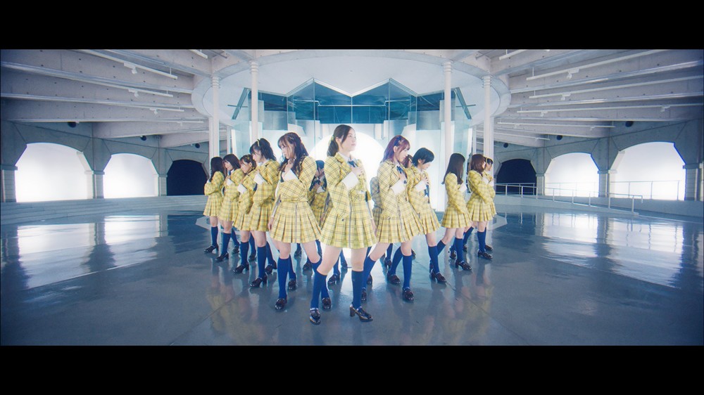 AKB48の「センチメンタルトレイン」（2018年）ミュージックビデオ用衣装。SKE48のクラシカルなイメージを取り入れた　（c）AKS/キングレコード