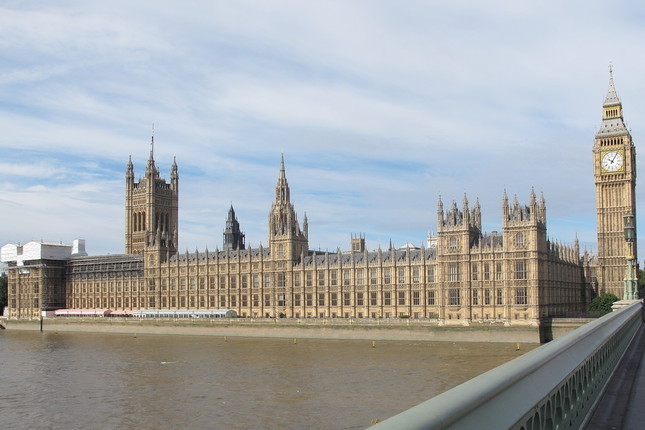 「フェイクニュース」用語もう使わない　英政府が方針、替わりの言葉は...