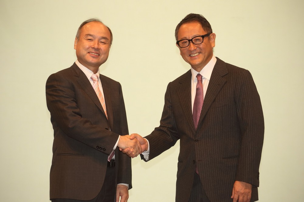 10月にはソフトバンクとの提携も発表した豊田章男氏（右）。左は孫正義氏
