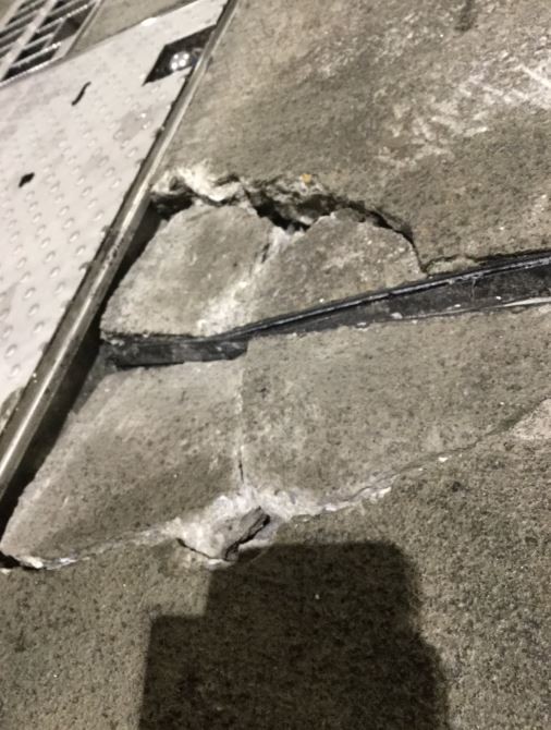 豊洲市場に入った亀裂（龍＠鯛ガーマスクさん提供）