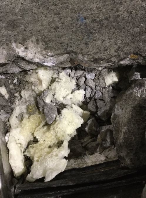 割れた床をどかすと中が露わに（龍＠鯛ガーマスクさん提供）