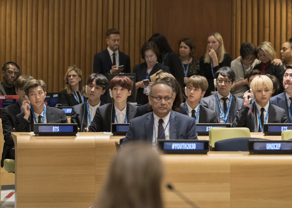 BTS（後列）はニューヨークの国連本部で行われた会議にも出席した（UN Photo/Mark Garten）