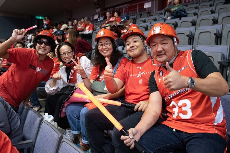 会場で出会った千葉ジェッツヘルメッツの皆さんに質問。「千葉ジェッツのどんなところが好き？」。「スピードです。社長も会社も対応が早い！　選手も期待に応えようと頑張ってくれているところです」