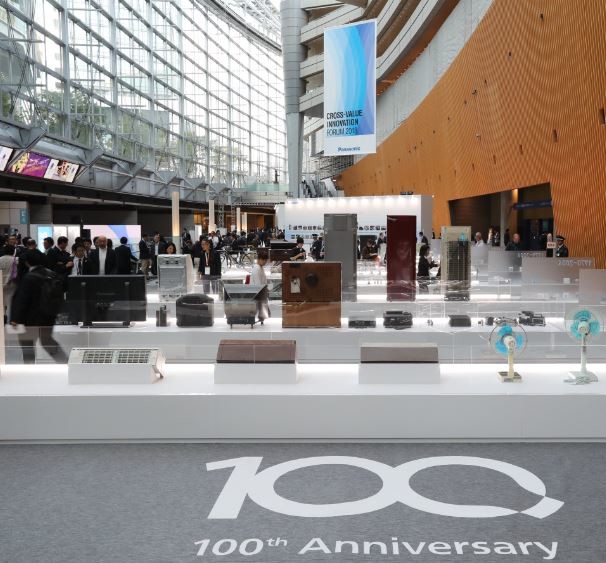 東京で開催された100周年記念フォーラムの会場。過去の様々なヒット商品が展示された。