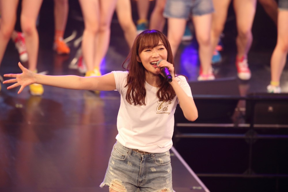 劇場公演のアンコール明けに笑顔を見せる指原莉乃さん