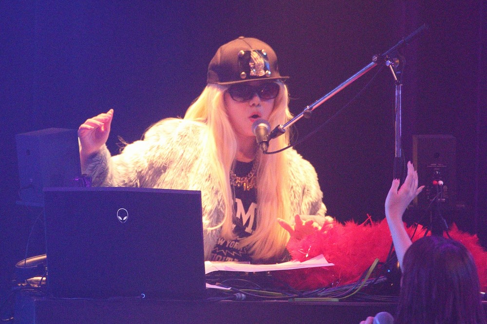 DJ KOOさんの仮装をするHKT48の村重杏奈さん。DJ KOOさんは「てか、オレより似てるんだけど！！」と驚いていた