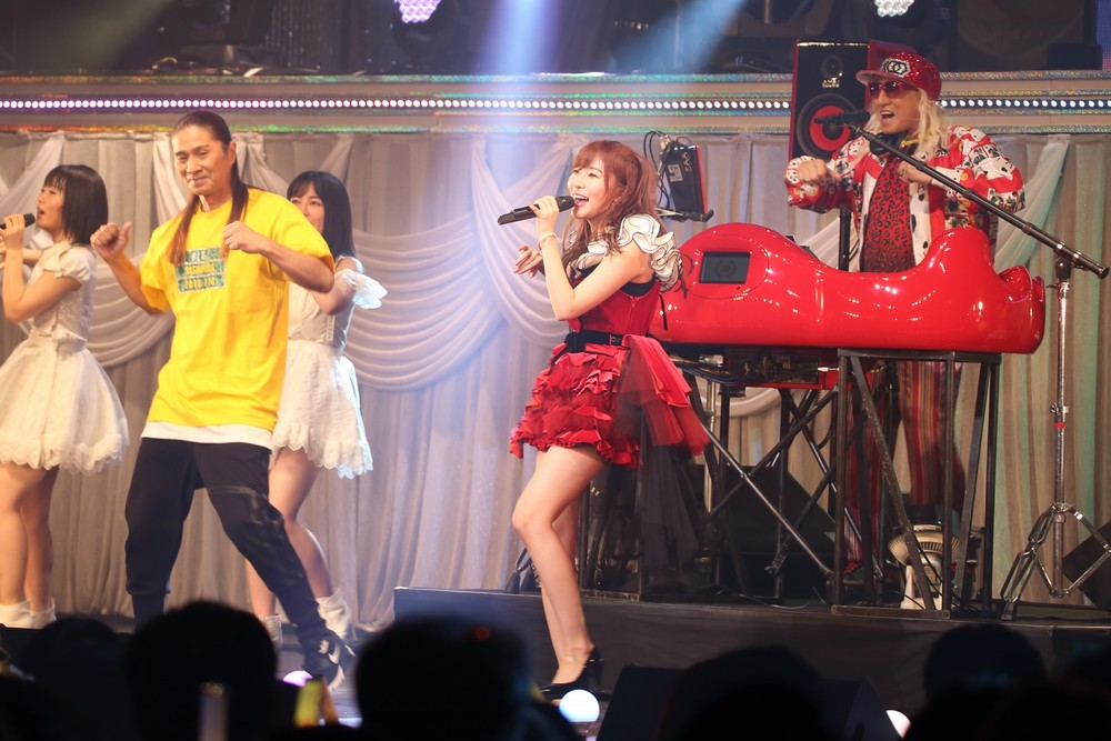 DJ KOOさんは、2018年1月に開かれた指原莉乃さんのソロコンサートで共演している