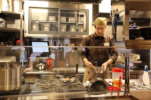 厨房を見ることができる