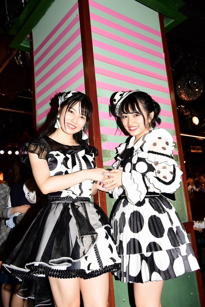 劇場の柱には1年に1本ずつテープが加わる。左から横山由依さん、向井地美音さん（ｃ）AKS