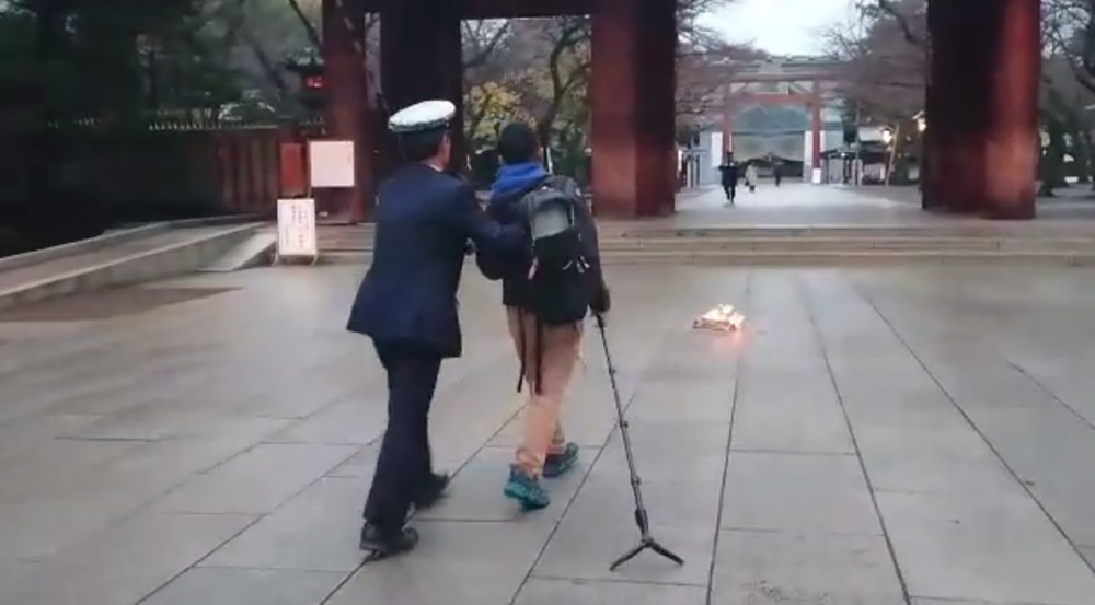 靖国で逮捕の中国籍男、「6年前も火つけ」と報道　なぜ再入国できたのか