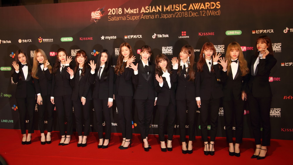 開演前のレッドカーペットには全身黒スーツ姿で現れた