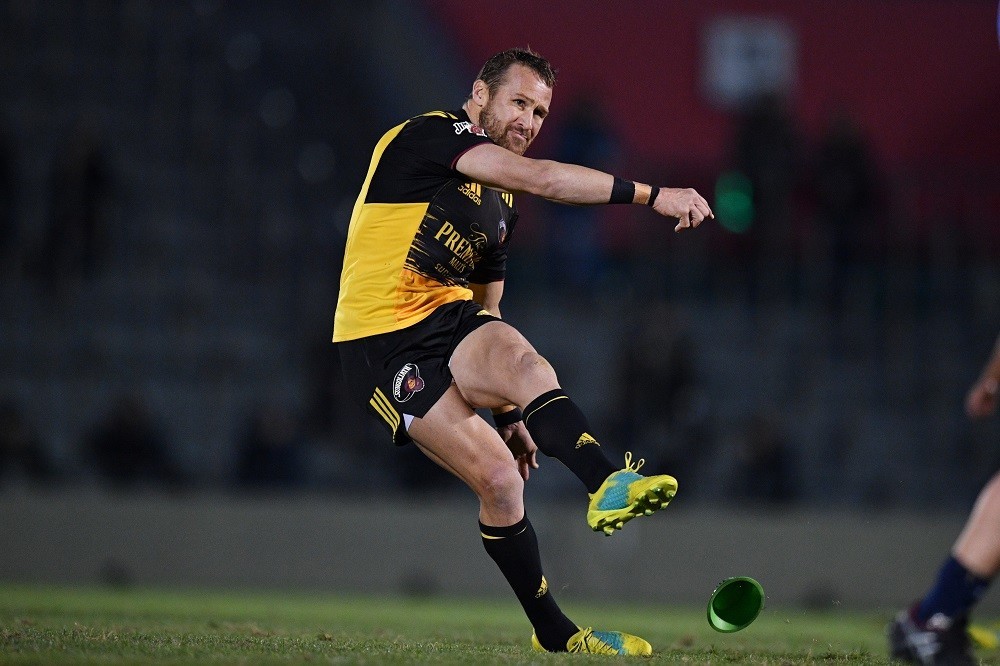 同じく左足でゴールを狙う、サントリーのマット・ギタウ（ｃ）アフロ