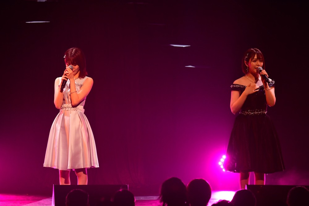 日韓合同ユニット「IZ＊ONE（アイズワン）」メンバーとして2年半にわたってHKT48を離れる宮脇咲良さん（左）。同期で親友の村重杏奈さん（右）との共演で涙を流した （c）AKS