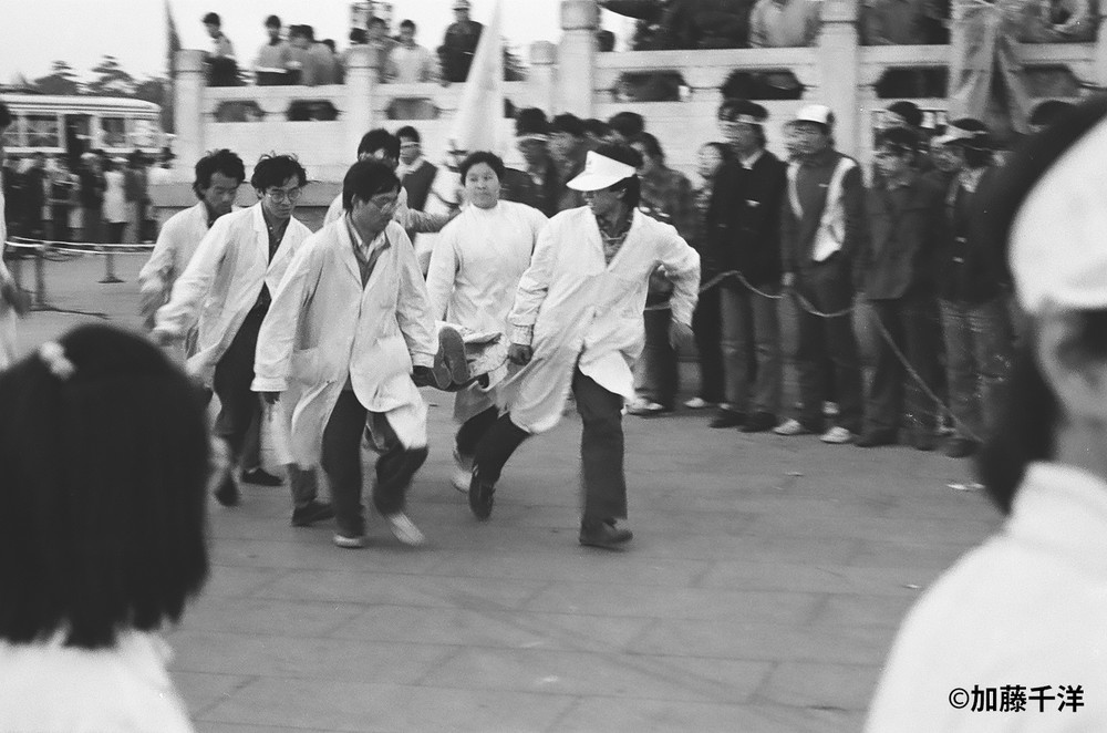 ハンストが続く広場では、衰弱した学生が病院に運ばれる光景が目撃された
