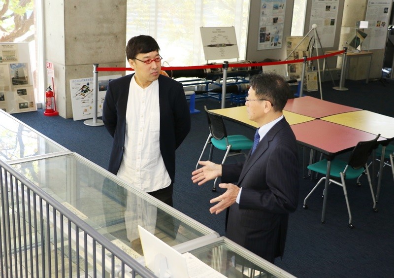 東大地震研究所の展示室でも山里編集長は取材。貴重な資料がそろっています