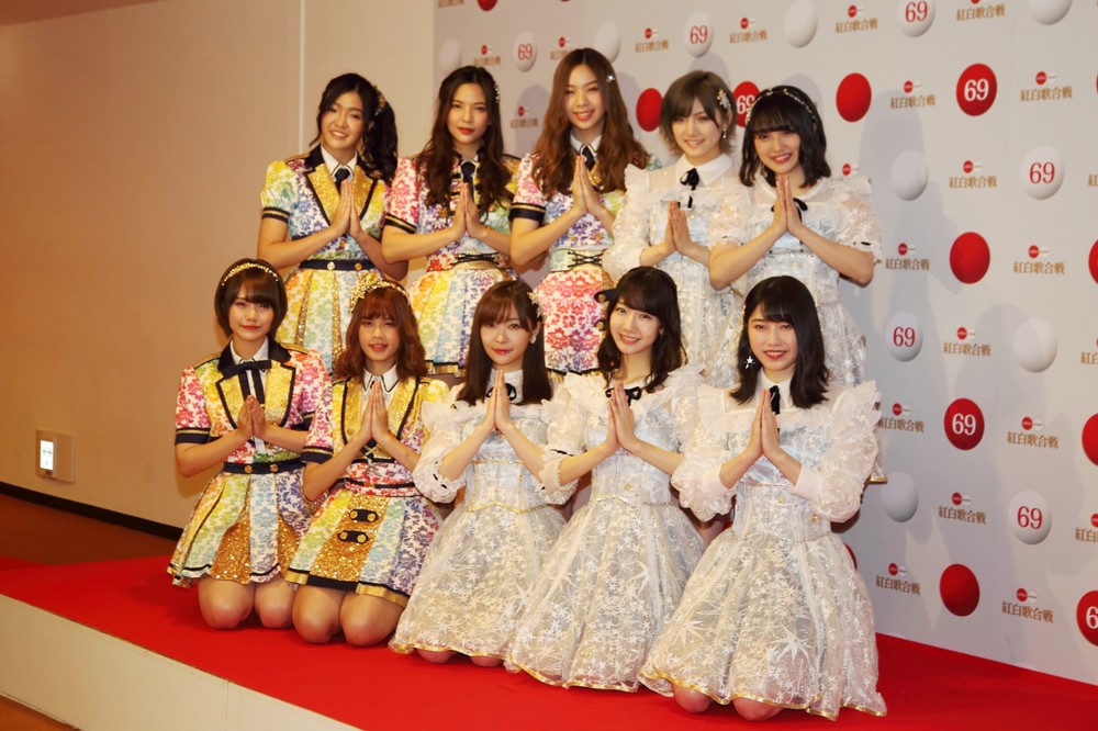 AKB48はタイのBNK48とコラボして「恋するフォーチュンクッキー」を披露する。前列中央が指原莉乃さん