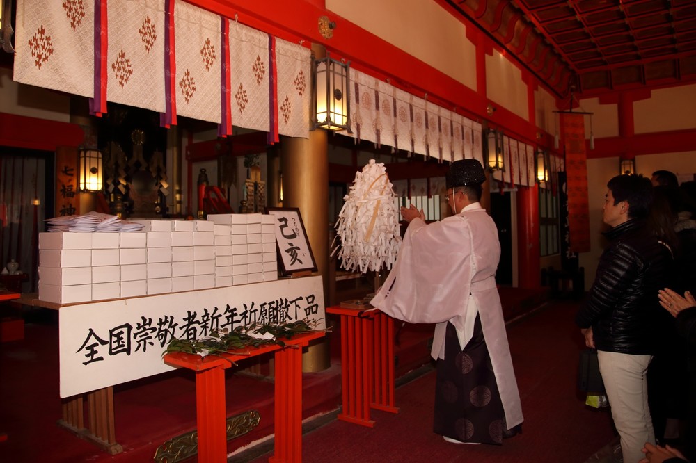 青島神社には社殿に上がって参拝する