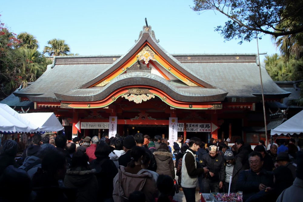 青島神社には多くの人が初詣に詰めかけた