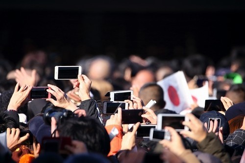 多くの人々がスマホで皇族方を撮影した