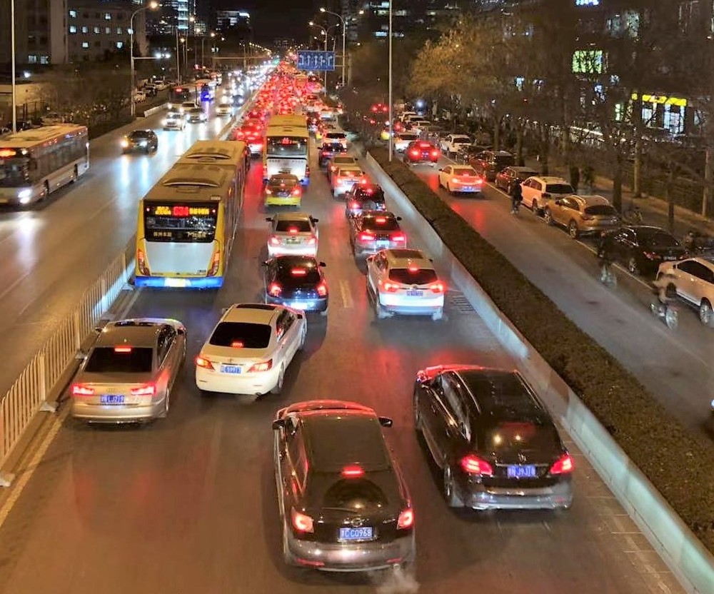 「中国のシリコンバレー」と呼ばれる北京市海淀区中関村を走る幹線道路の渋滞の様子（2019年1月2日22時ごろ撮影）