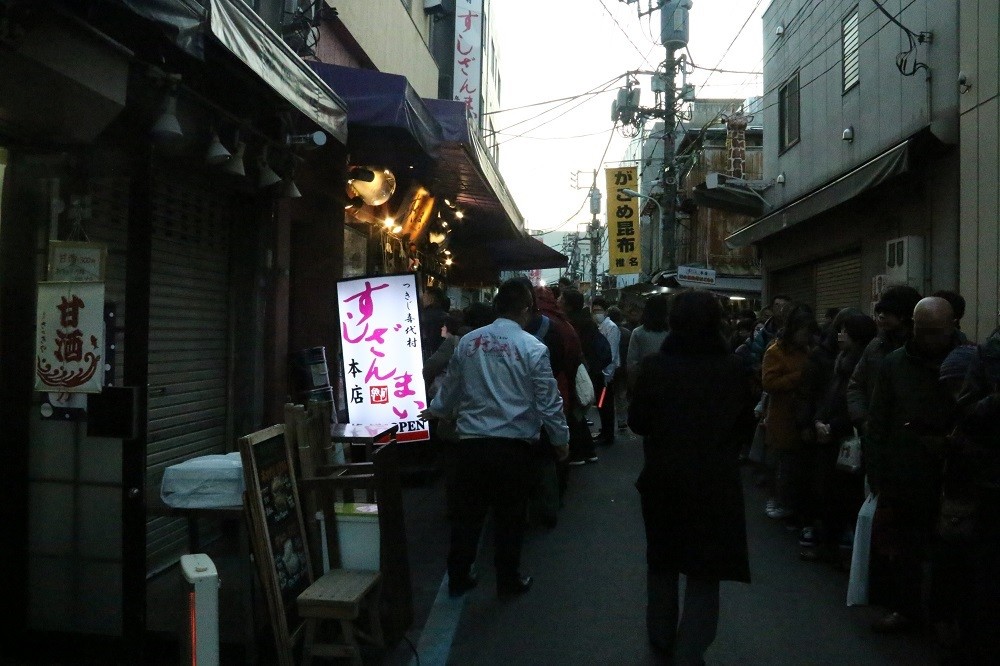 史上最高値「マグロ3.3億円」狂騒曲　競りから半日「すしざんまい」行列200人