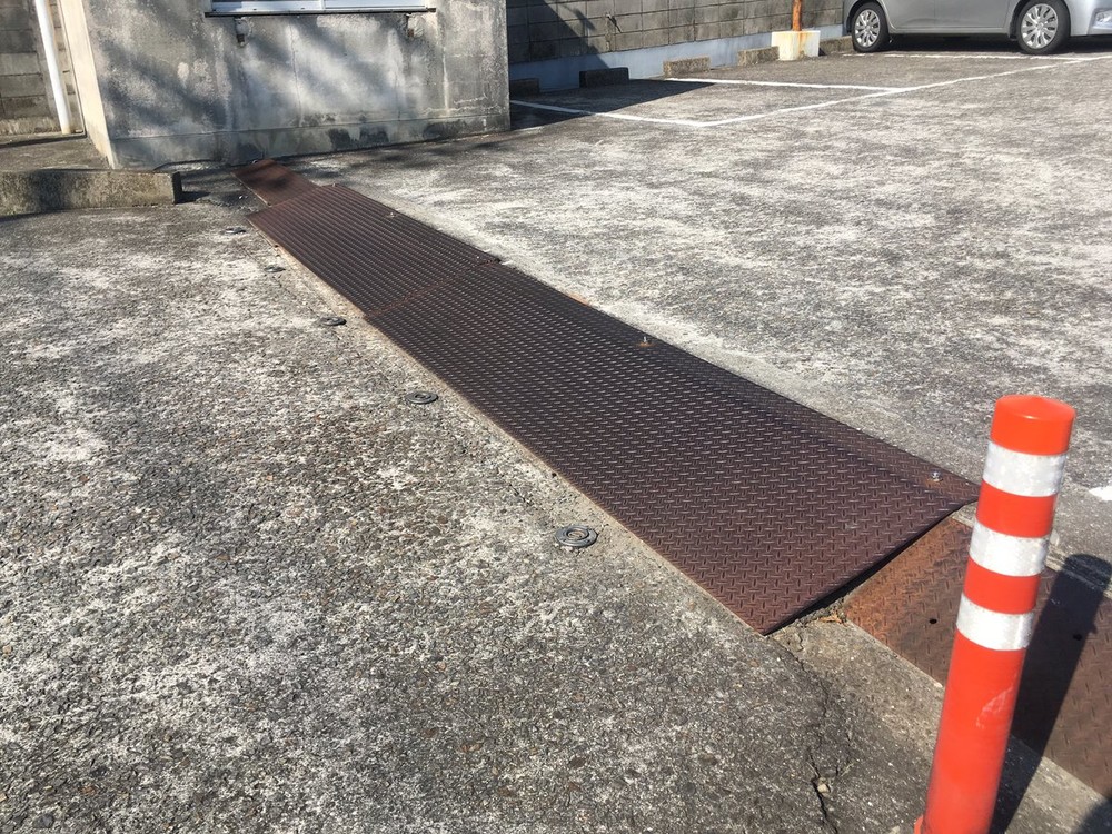 現場となった駐車場の鉄製スロープ。ここを通過した際、底面が接触してエアバッグが作動した
