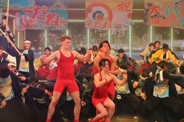 「筋肉体操」の扮装で紅白歌合戦のステージに登場した武田さん（写真中央）