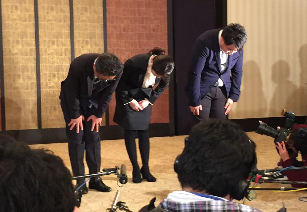 謝罪する（左から）松村匠・AKS運営責任者兼取締役、早川麻依子・NGT48劇場新支配人、岡田剛・同新副支配人